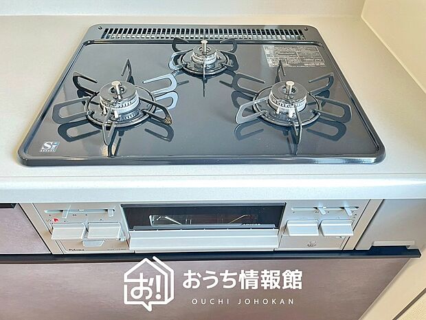 【ビルトインコンロ】フラットな構造で清掃性が高く、過熱防止センサー付3口タイプで日頃の家事も快適です。