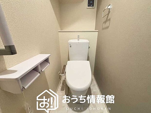 【トイレ】汚れてもサッとひと拭きでお手入れ簡単、エコ仕様の温水洗浄便座付きのトイレです。
バリアフリーにも配慮しています。