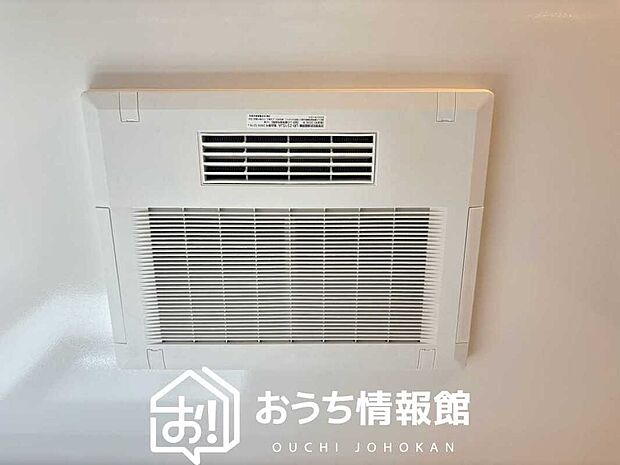 【電気式浴室暖房換気乾燥機】寒い冬場はあたたかく、暑い夏場は扇風機のような心地よさです。
雨の日は、浴室が衣類乾燥スペースになります。