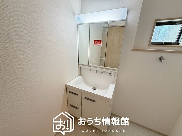 【洗面台・洗面所】鏡の両サイドは、必要なものを取出しやすく、大きな鏡面で朝の準備も快適。
使いやすいリフトアップ機能付きのシングルレバーシャワー水栓付です。