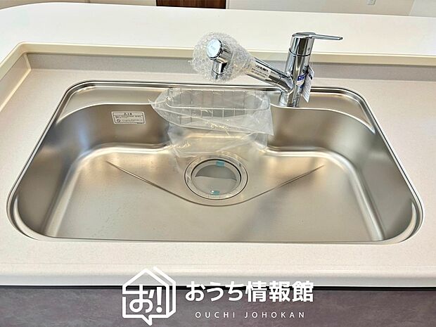 【浄水器内臓型ハンドシャワー付シンク】傷や汚れが付きにくい静音仕様の全面エンボス加工シンク。
また、蛇口の先端に浄水器を内蔵。浄水シャワーが使える毎分4リットルのたっぷり浄水。