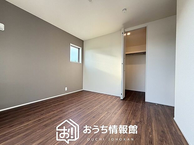 【現地写真(寝室)】木目の美しさを際立たせるシンプルデザインの建具を使用しています。