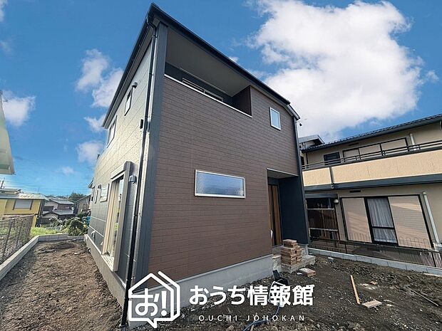 【現地写真(外観)】雨で汚れを落とし、耐久性・耐候性に優れた外壁を使用しています。