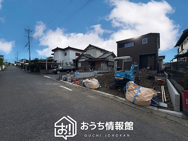 【現地写真(前道含む外観)】軽くて火災に強い屋根材を採用し、地震時の建物への負担や揺れを軽減しています。