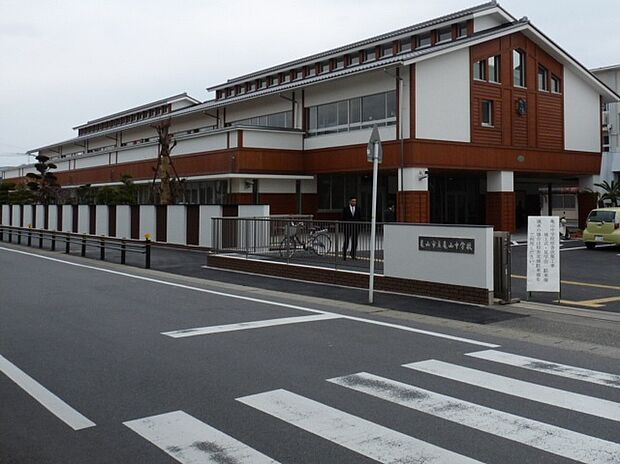 亀山市立亀山中学校(約2,600m)