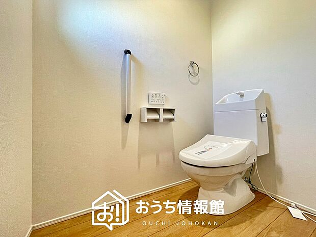 【トイレ】汚れてもサッとひと拭きでお手入れ簡単、エコ仕様の温水洗浄便座付きのトイレです。
バリアフリーにも配慮しています。