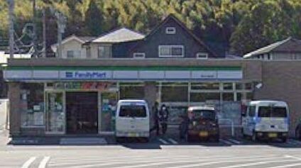 ファミリーマート桑名市桑部店 600ｍ(徒歩8分)