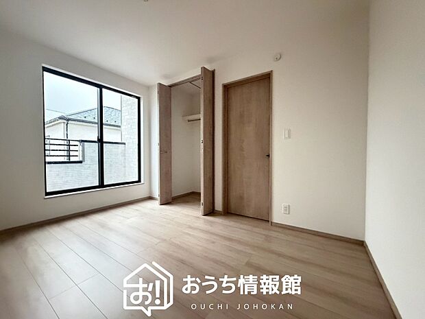 【現地写真(寝室)】木目の美しさを際立たせるシンプルデザインの建具を使用しています。