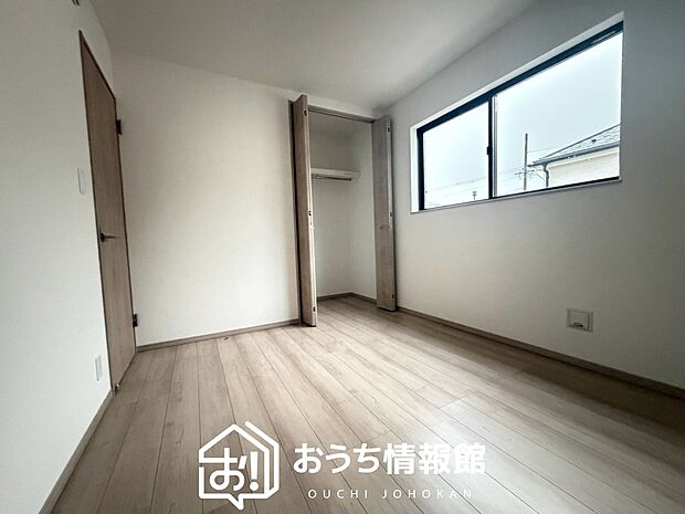 【現地写真(洋室)】木目の美しさを際立たせるシンプルデザインの建具を使用しています。