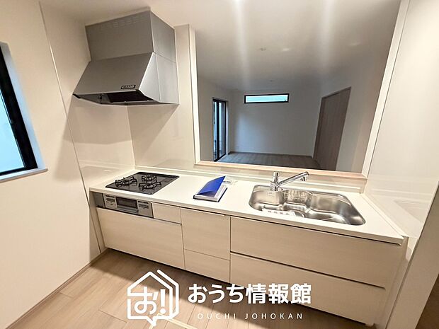 【現地写真(キッチン)】収納たっぷりのシステムキッチン、浄水器付水栓を標準装備しています。