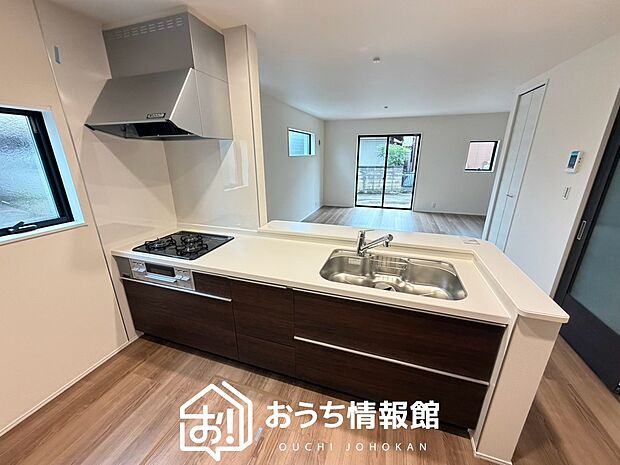 【現地写真（キッチン）】収納たっぷりのシステムキッチン、浄水器付水栓を標準装備しています。