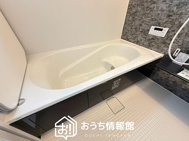 【現地写真（浴室）】浴室暖房乾燥機付き。１坪タイプで広々です。