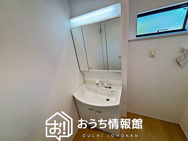 【洗面台・洗面所】鏡の両サイドは、必要なものを取出しやすく、大きな鏡面で朝の準備も快適。
使いやすいリフトアップ機能付きのシングルレバーシャワー水栓付です。