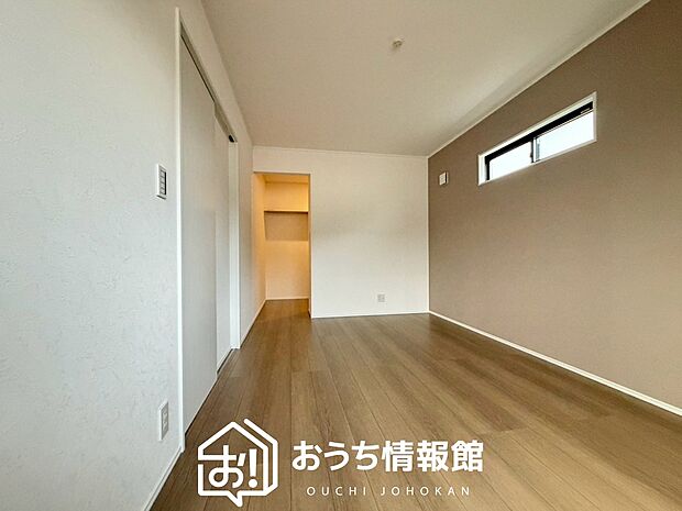 【現地写真（寝室）】木目の美しさを際立たせるシンプルデザインの建具を使用しています。