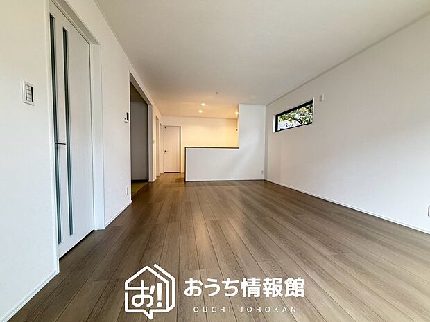 【現地写真（リビング）】フローリング材には、木目、色調など木材特有の風合いがあり、ナチュラルな美しさになっています。