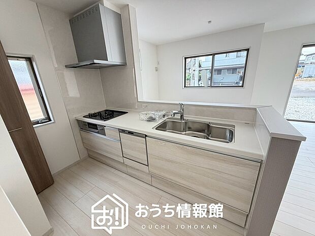 【現地写真（キッチン）】収納たっぷりのシステムキッチン、浄水器付水栓を標準装備しています。