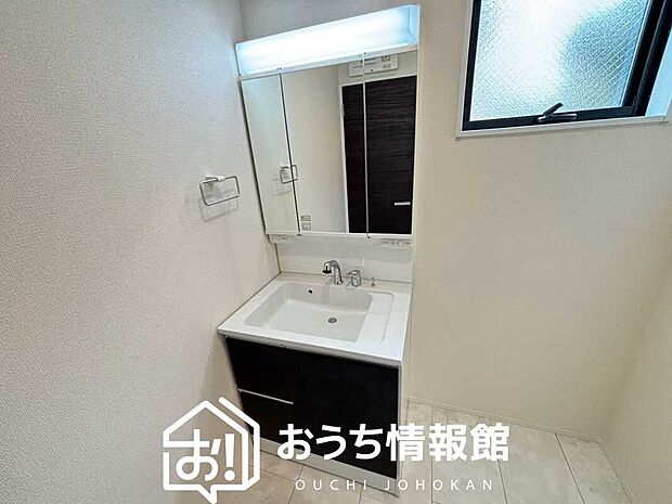 【洗面台・洗面所】鏡の両サイドは、必要なものを取出しやすく、大きな鏡面で朝の準備も快適。
使いやすいリフトアップ機能付きのシングルレバーシャワー水栓付です。

