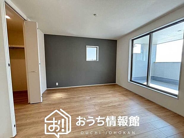 【現地写真(寝室)】木目の美しさを際立たせるシンプルデザインの建具を使用しています。