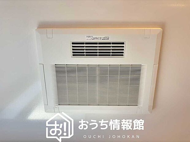 【電気式浴室暖房換気乾燥機】寒い冬場はあたたかく、暑い夏場は扇風機のような心地よさです。
雨の日は、浴室が衣類乾燥スペースになります。
