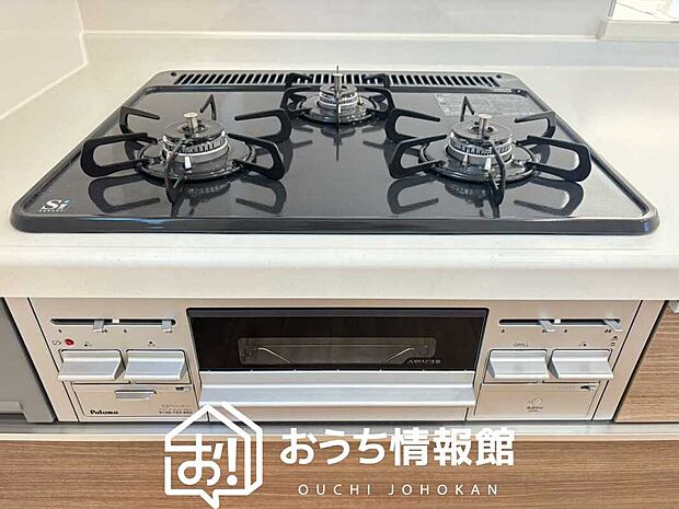 【ビルトインコンロ】フラットな構造で清掃性が高く、過熱防止センサー付3口タイプで日頃の家事も快適です。