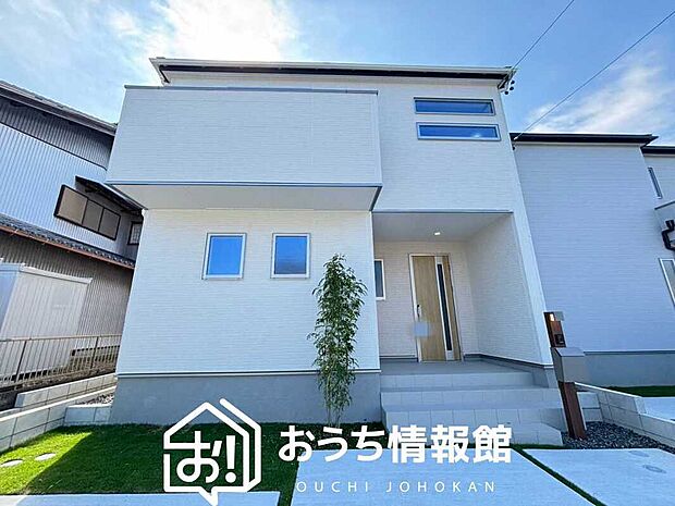 【現地写真(外観)【2号地】】軽くて火災に強い屋根材を採用し、地震時の建物への負担や揺れを軽減しています。