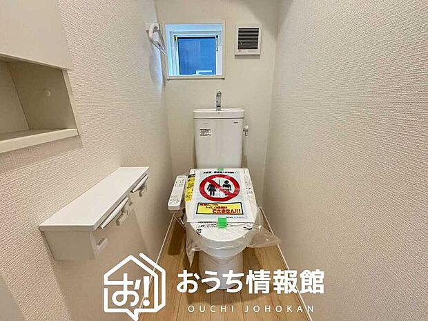 【トイレ】汚れてもサッとひと拭きでお手入れ簡単、エコ仕様の温水洗浄便座付きのトイレです。
バリアフリーにも配慮しています。