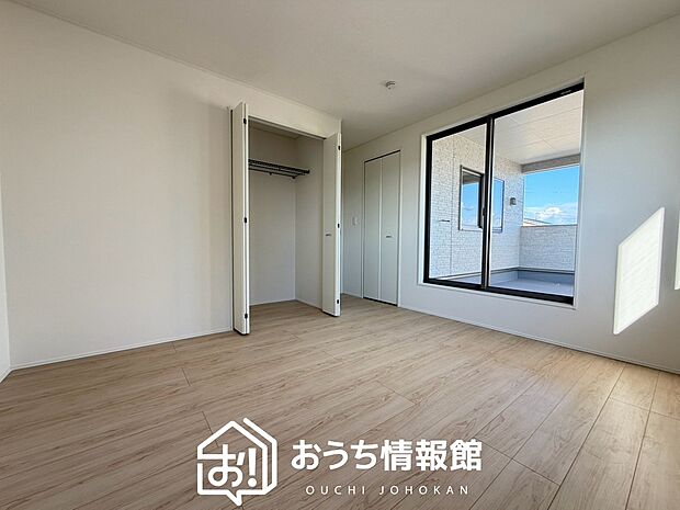 【現地写真（寝室）】木目の美しさを際立たせるシンプルデザインの建具を使用しています。