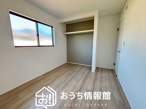【現地写真(寝室)】木目の美しさを際立たせるシンプルデザインの建具を使用しています。