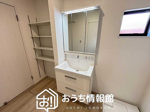 【洗面台・洗面所】鏡の両サイドは、必要なものを取出しやすく、大きな鏡面で朝の準備も快適。
使いやすいリフトアップ機能付きのシングルレバーシャワー水栓付です。