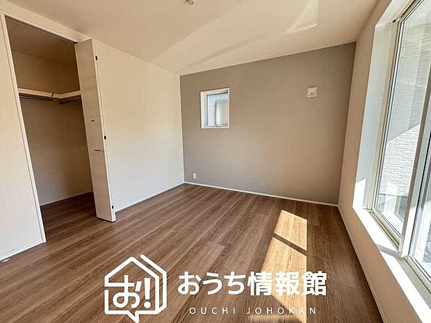 【現地写真（寝室）】木目の美しさを際立たせるシンプルデザインの建具を使用しています。