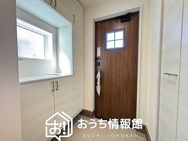 【現地写真（玄関）】玄関には、大型のシューズ収納を設置しています。