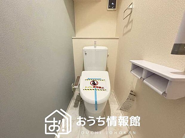 【トイレ】汚れてもサッとひと拭きでお手入れ簡単、エコ仕様の温水洗浄便座付きのトイレです。
バリアフリーにも配慮しています。
