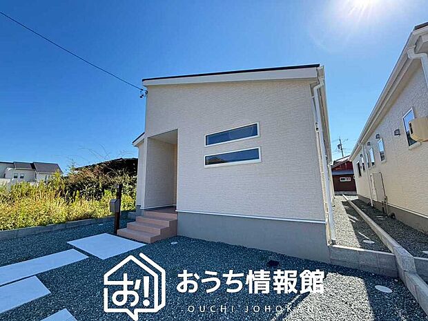 【現地写真（外観）【２号地】】軽くて火災に強い屋根材を採用し、地震時の建物への負担や揺れを軽減しています。