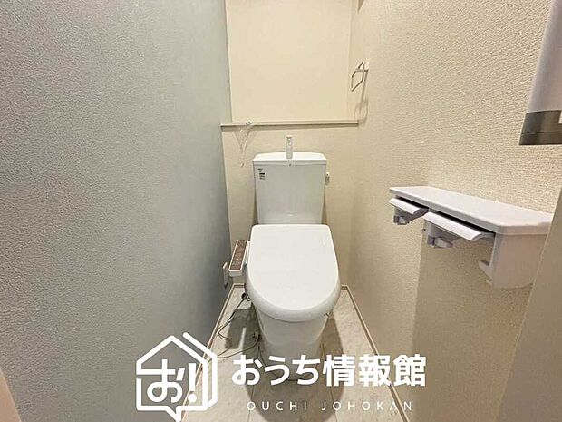 【トイレ】汚れてもサッとひと拭きでお手入れ簡単、エコ仕様の温水洗浄便座付きのトイレです。
バリアフリーにも配慮しています。
