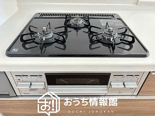 【ビルトインコンロ】フラットな構造で清掃性が高く、過熱防止センサー付３口タイプで日頃の家事も快適です。