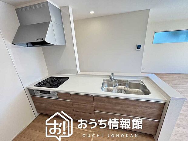 【現地写真（キッチン）】収納たっぷりのシステムキッチン、浄水器付水栓を標準装備しています。