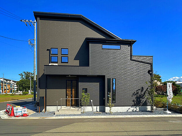 ーJR線「立川」「国立」駅、2駅の魅力を享受する全18邸の大型開発ー
デザイン性が高く、一棟一棟の個性も感じられる街並みも美しく、穏やかで安心できる開発分譲地。家具配置しているモデルハウス棟が併設！