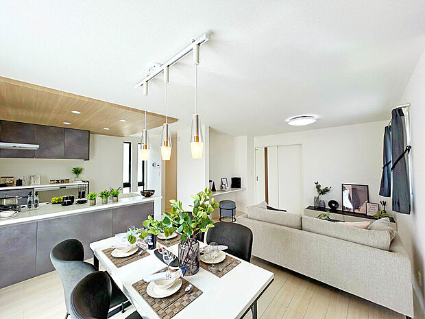 【モデルハウス棟：LDK】
大型商業施設が集まり都市機能が充実するJR「立川」駅と、緑豊かでアカデミックなオーラを醸し出すJR「国立」駅。魅力あふれる2駅を暮らしのステージに全18棟の新しい街が誕生。