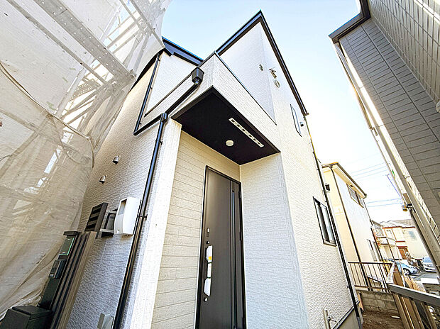 【外観】
駅徒歩7分の好立地に佇む、太陽光パネル搭載の断熱・省エネ性能に優れたZEH水準仕様住宅。
設計・建設住宅性能評価書、耐震等級3取得の高仕様な邸宅。