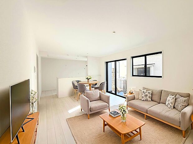 【LDK：16帖】
西武多摩川線「多磨」駅徒歩7分、京王線「東府中」駅へのアクセスも可能な好立地！本画像はCGで作成しており、実際に現地に家具は配置しておりません。また、価格に家具は含まれません。