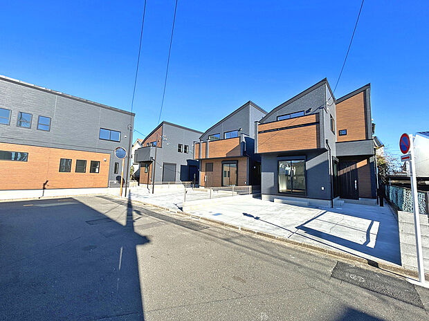 【外観】
「三鷹」「武蔵境」「調布」駅が利用可能な利便性の高い立地！
自然豊かな閑静な住宅地に佇む、黒を基調としたシックな外観デザインは高級感ある住まい。