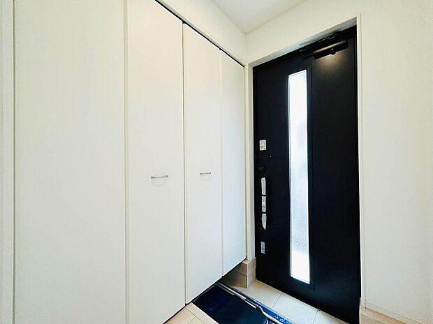 【Entrance】
シューズボックスが備わっており、靴を片付けておくことが出来るので、玄関周りをスッキリと見せてくれます！