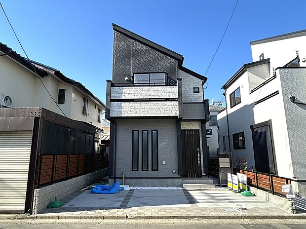 【外観】
断熱・省エネ性能に優れたZEH水準仕様住宅が堂々誕生！
折上天井設計でデザイン性のあるリビングルーム。デザイン性だけでなく、空間の広がりも演出してくれる設計です。