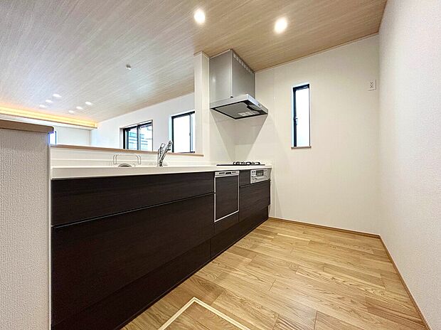 【施工例：Kitchen】
床暖房・食洗器付システムキッチン・浴室乾燥機が標準設備している快適に過ごせる住まい！
各棟異なるプランのため、ライフスタイル合った住まいを探すことができます！