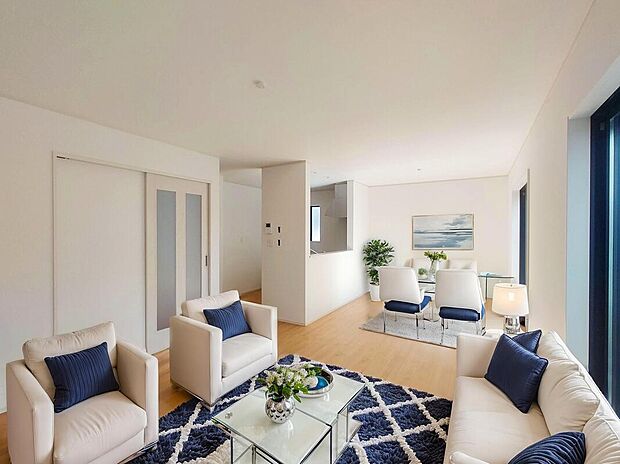 【施工例:LDK】
太陽光パネル搭載の断熱・省エネ性能に優れたZEH水準仕様住宅!
日頃の光熱費を抑えることで永く暮らしやすくなります!