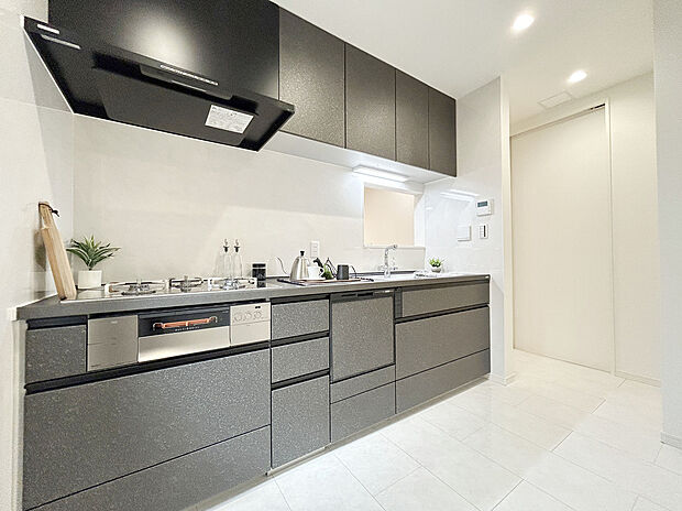 【Kitchen】
あると便利な食洗器搭載キッチン。手洗いの時間や労力を大幅に削減でき、家事の効率化が図れ、空いた時間に他の作業やのんびり家族との時間が増えます。