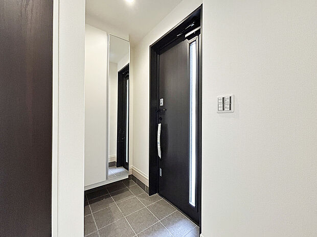 【Entrance】
「イトーヨーカドー国領店」徒歩6分、他のスーパーやコンビニなども徒歩7分圏内にあり、日々のお買い物や休日のまとめ買いなども行き来しやすい距離で便利な住環境。