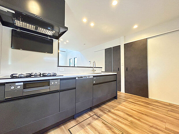 【Kitchen】
南向きのワイドバルコニーが備わった邸宅。洗濯物が乾きやすく、一度に沢山の洗濯物を干すことが可能。