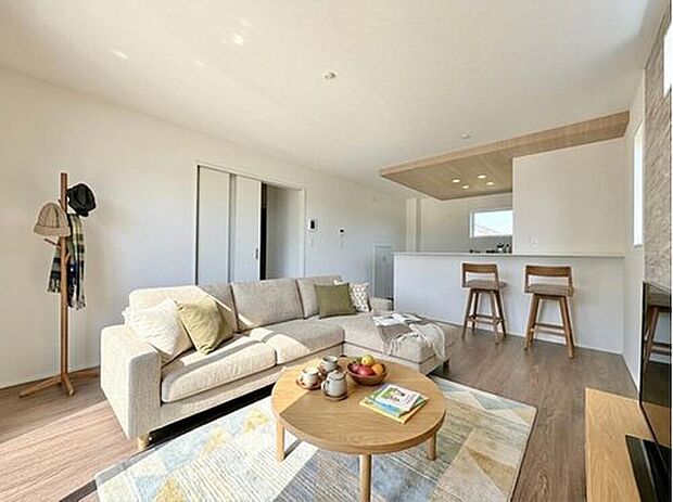 【建物プラン例】
弊社限定公開!陽当り良好の南向き敷地33坪の限定1区画が販売開始!
落ち着いた住環境と都心へのアクセスのバランスが取れた、ファミリー層を中心に人気のエリアです。