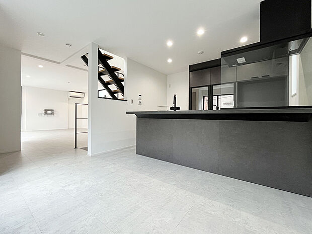 【建物プラン例：Kitchen】
フルフラットなキッチンを採用することで開放的な空間を演出。リビング全体を見渡すことができるので、料理中でも家族とのコミュニケーションと取ったり、子供の様子を見れます。